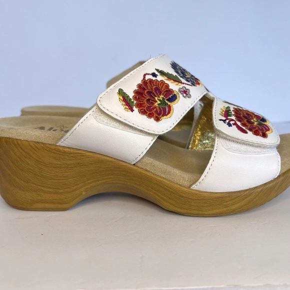 Size 8.5 (39) Alegria Lin-600N Women's Embroidered Sandals White Open Toe Slides - Picture 1 of 12